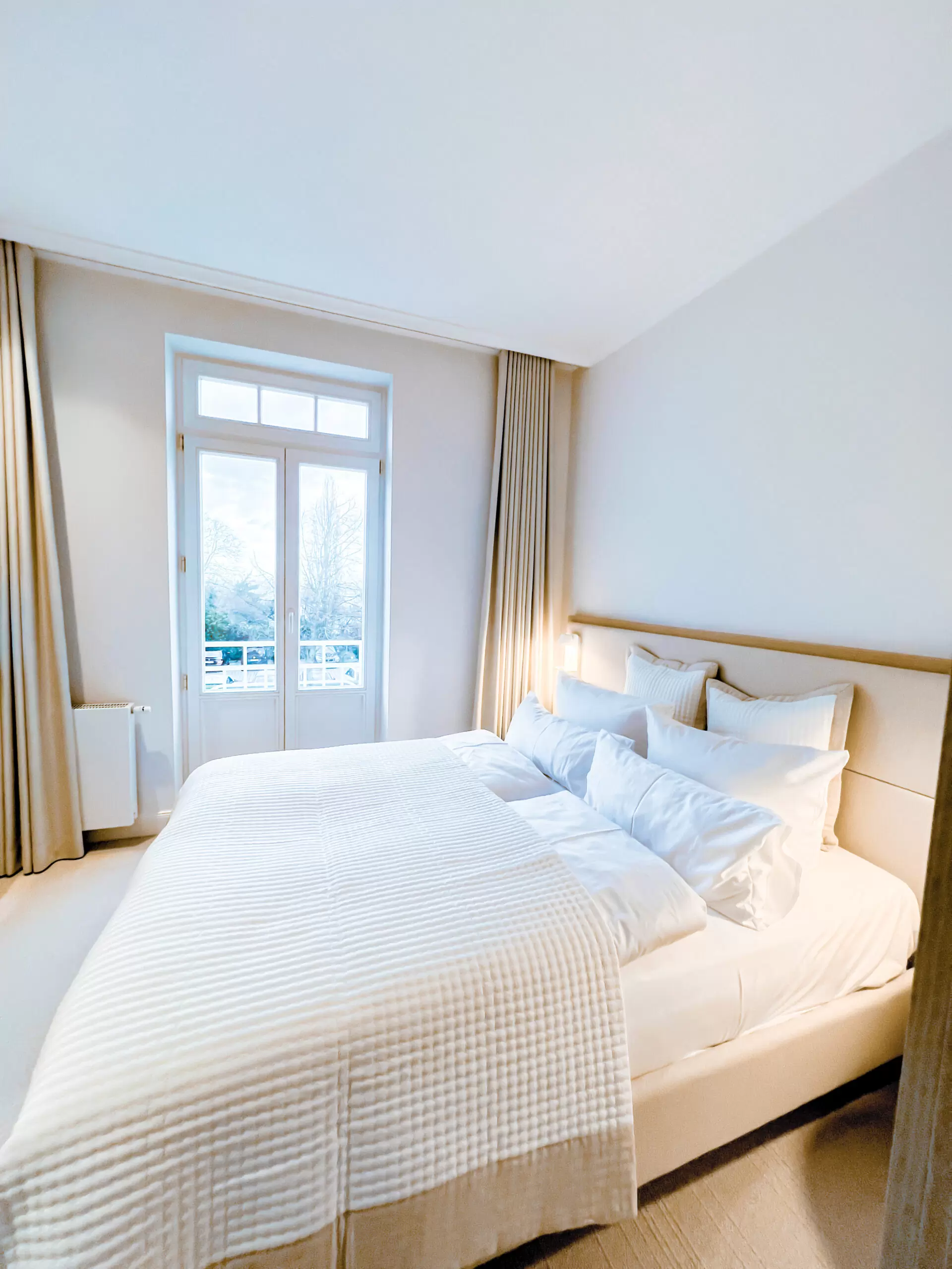 Schlafzimmer zum Balkon