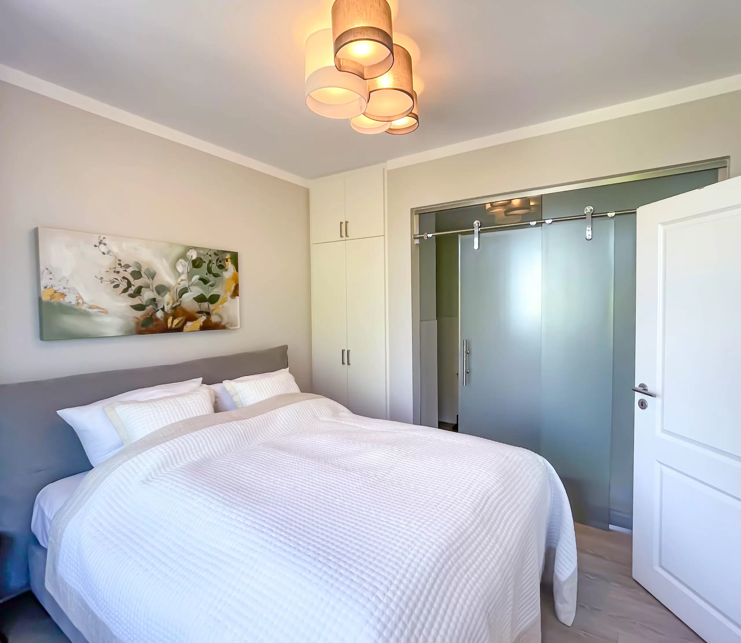 Schlafzimmer zu Dusche