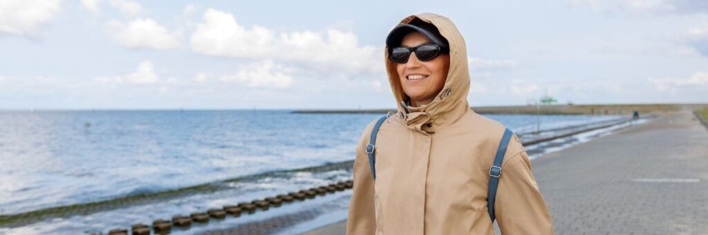 Alleine reisende Frau am Strand der Ostsee, die eine ruhige Auszeit genießt