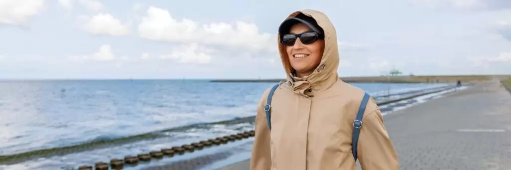 Alleine reisende Frau am Strand der Ostsee, die eine ruhige Auszeit genießt