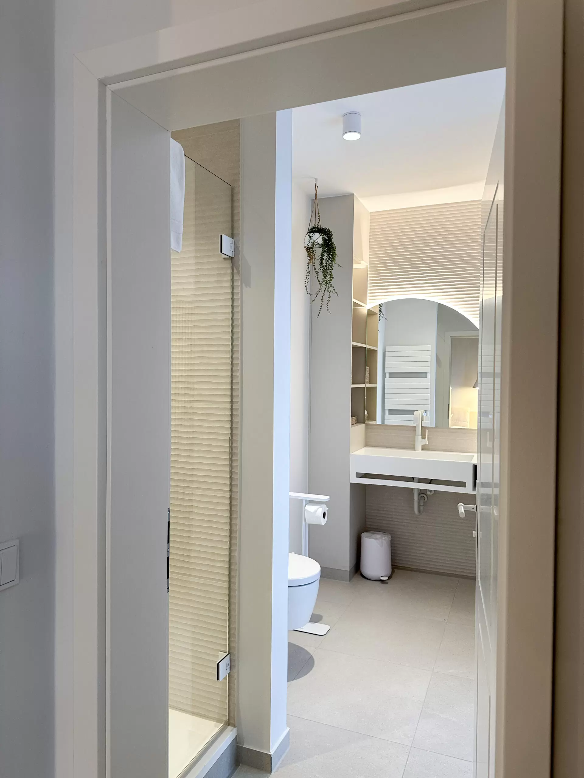 Helles, ruhiges Badezimmer als Rückzugsort für Frauen, die alleine an die Ostsee reisen und eine entspannende Auszeit genießen möchten.