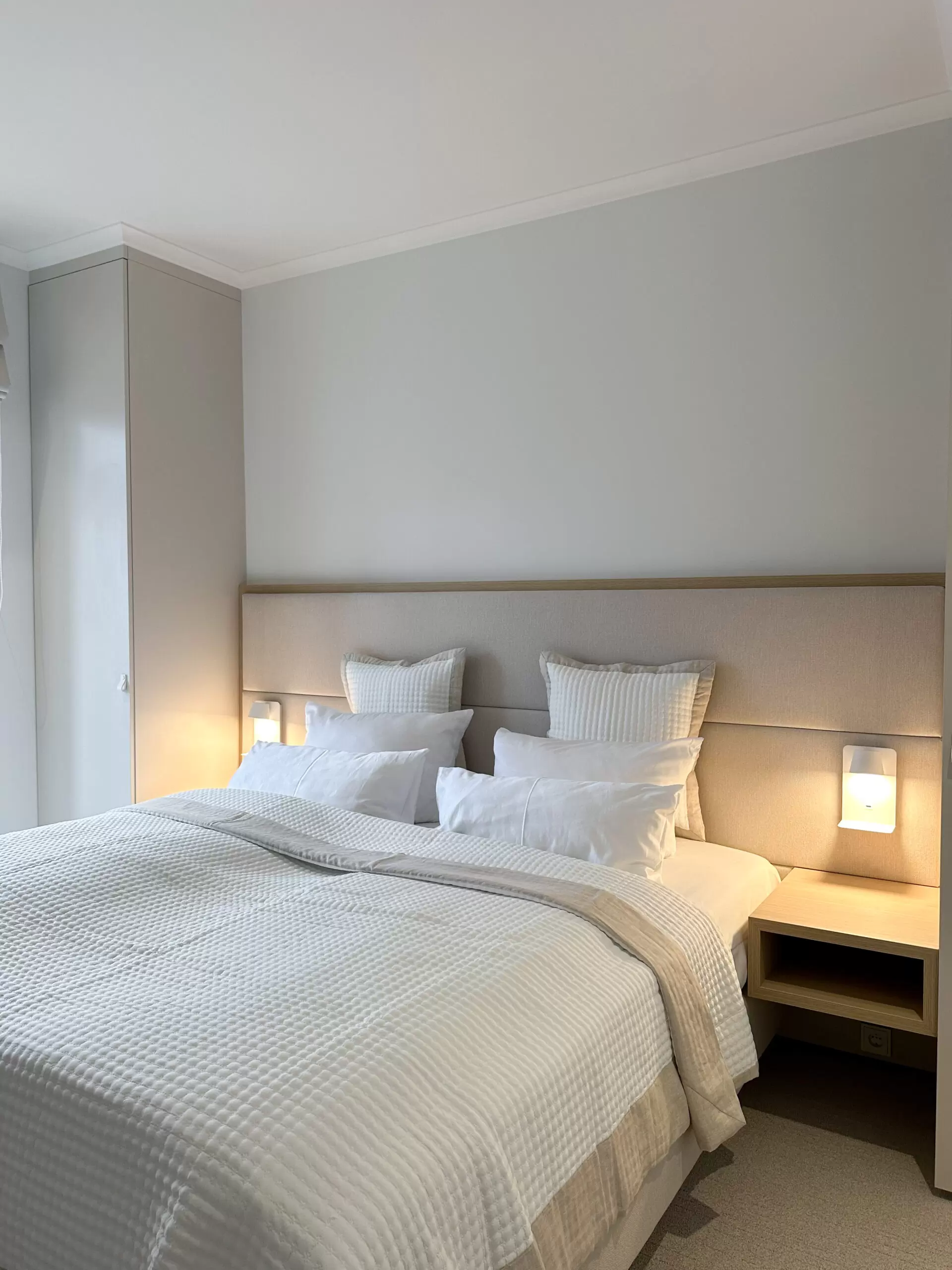 Helles, ruhiges Schlafzimmer als Rückzugsort für Frauen, die alleine an die Ostsee reisen und einen erholsamen Moment für sich genießen möchten.