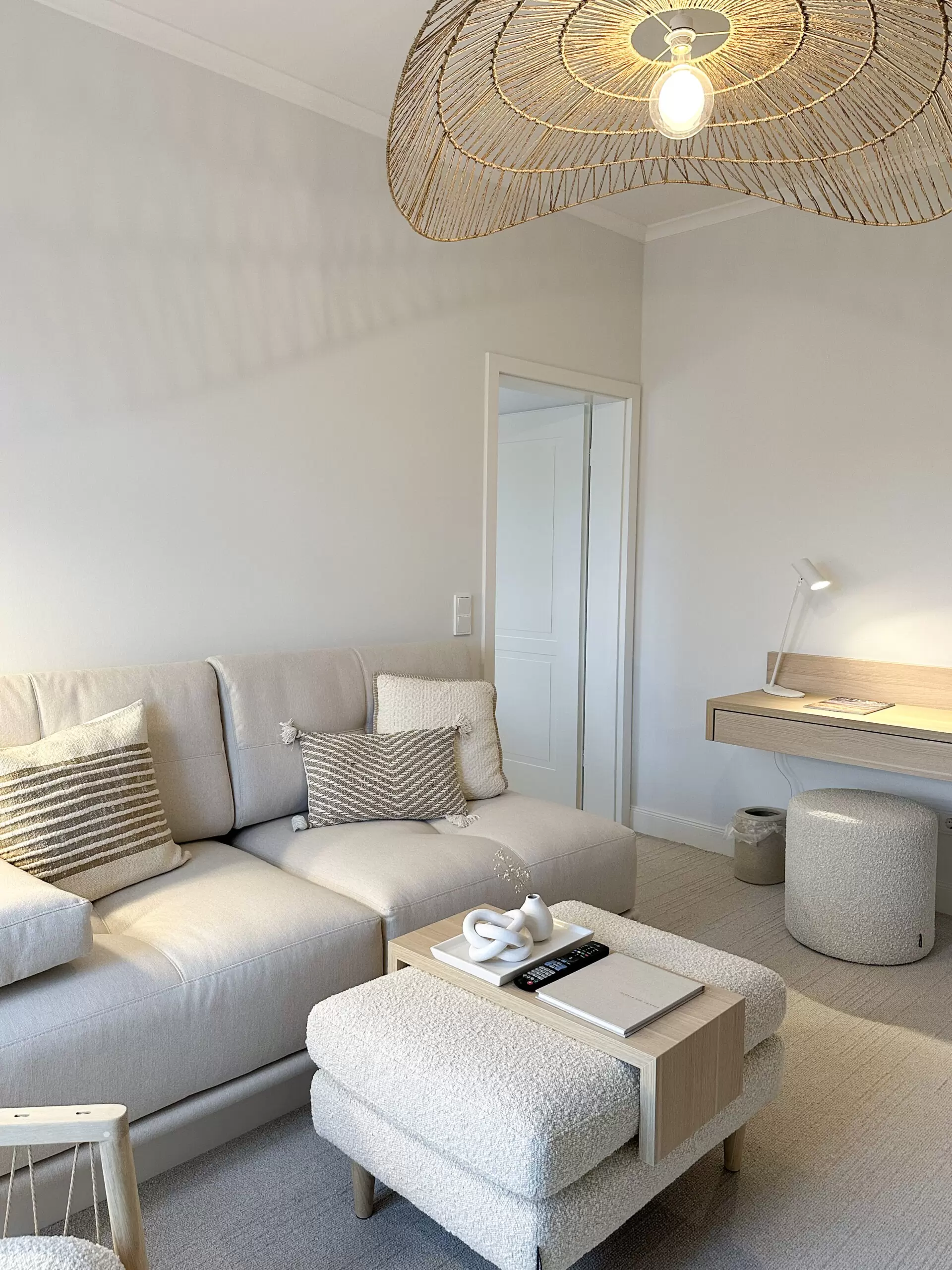 Helles, ruhiges Wohnzimmer als persönlicher Rückzugsort für Frauen, die alleine an die Ostsee reisen und Raum für Entspannung und kleine Alltagsrituale suchen.