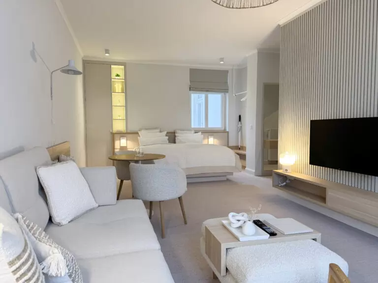 Große, helle Suite mit Wohn- und Schlafbereich in ruhigem, minimalistischen Design – ideal für Slow-Travel-Reisen und entschleunigte Auszeiten an der Ostsee.
