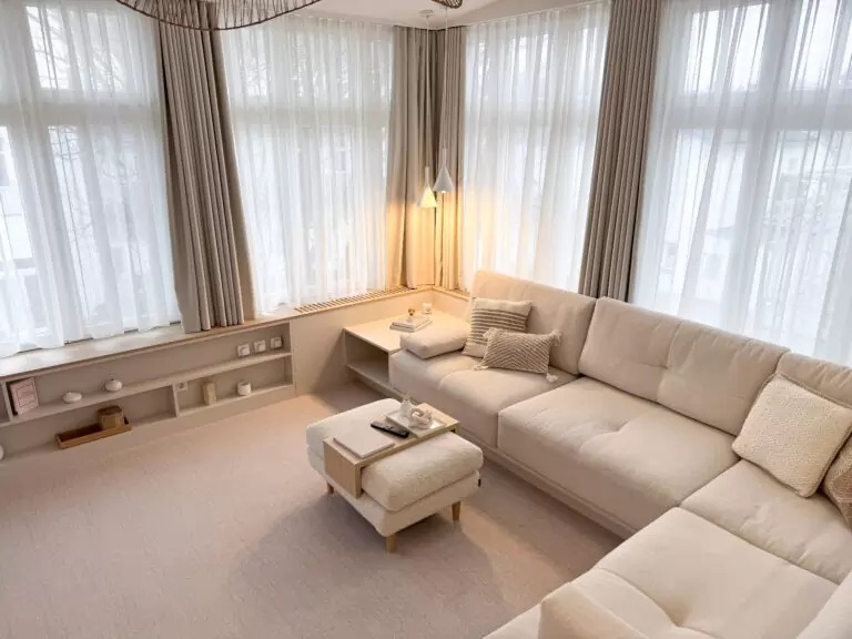 Heller, warmer Loungebereich einer Suite – perfekter Rückzugsort für Wellness und Ruhe im Winter an der Ostsee.